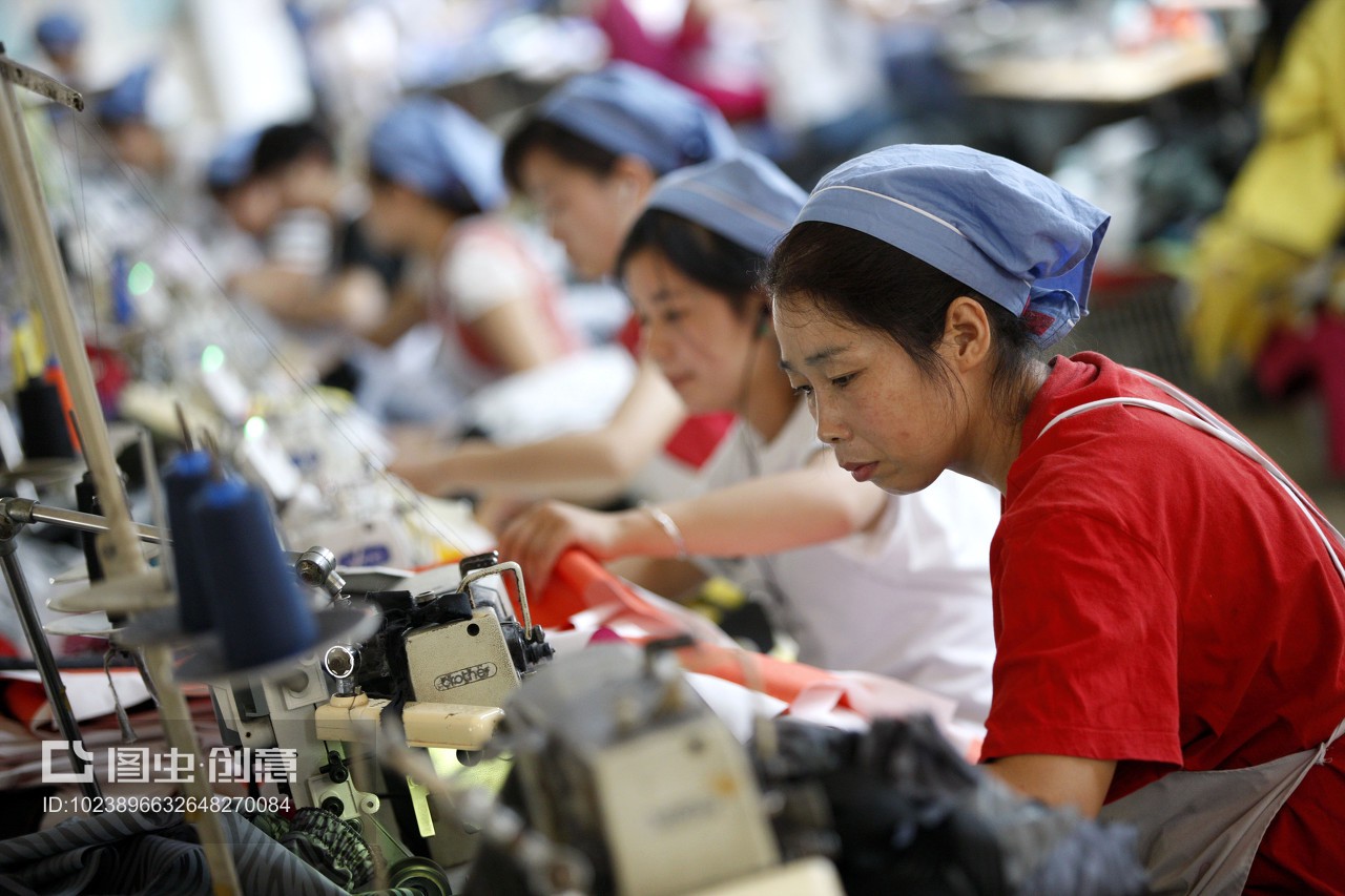 安徽省淮北市秋艳服装厂,女工在生产车间内加工出口到欧美地区的服装产品。